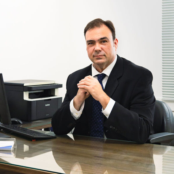 Dr. João Alberto em seu consultório em Santos